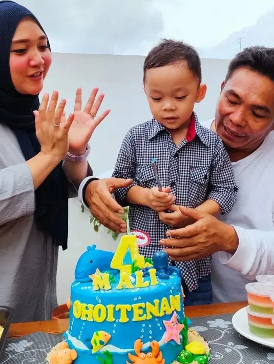 Penyanyi kelahiran Solo 33 tahun silam itu juga bersyukur karena sang suami juga sayang dengan putranya. Momen kedekatan Muhammad Nur dengan anak dari Sulis. "Abang tuh selalu support anakku, apalagi kebutuhan Ali, Ali enggak pernah kekurangan apapun," ungkap Sulis. [Instagram/suliszehra]