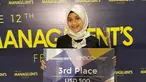 Dulu pakai behel atau kawat gigi untuk memperbaiki posisi gigi, kini Erina Gudono mempunyai senyuman manis yang memikat hati. Lulusan sarjana Manajemen Universitas Gadjah Mada ini bikin salut dengan sederet pencapaiannya saat remaja dulu. Diketahui calon menantu Presiden Jokowi dan Ibu Iriana ini pernah bekerja di beberapa perusahaan bergengsi di Indonesia. (Liputan6.com/IG/@erinagudono)
