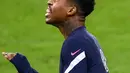 Bek Prancis, Presnel Kimpembe mengontrol bola selama mengikuti sesi latihan di stadion Stade de France di Saint-Denis, Paris (16/11/2020). Prancis akan menghadapi Swedia pada matchday Grup A3 UEFA Nations League 2020/21 di Stade de France, Saint-Denis, Paris. (AFP/Franck Fife)