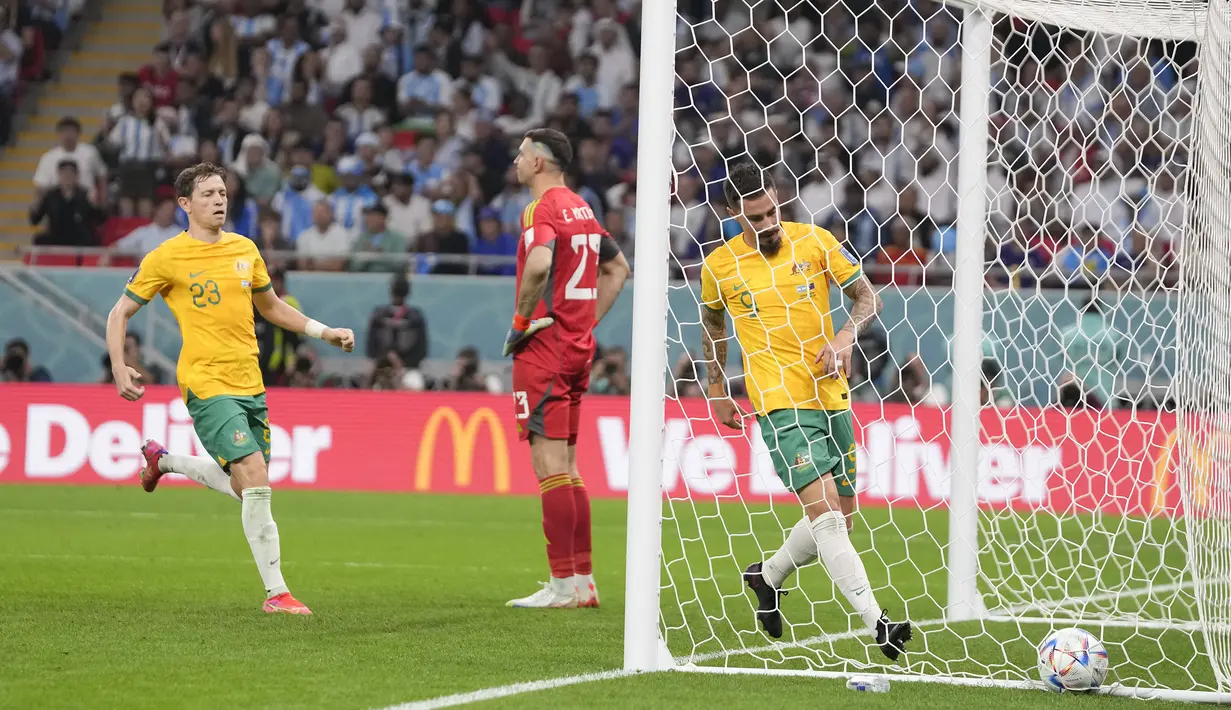 Australia baru mampu memperkecil ketertinggalan menjadi 1-2 pada menit ke-77. Bola tembakan Craig Goodwin dari luar kotak penalti sempat membentur pemain Argentina, Enzo Fernandez hingga bola berubah arah dan mengecoh kiper Emiliano Martinez. (AP/Thanassis Stavrakis)