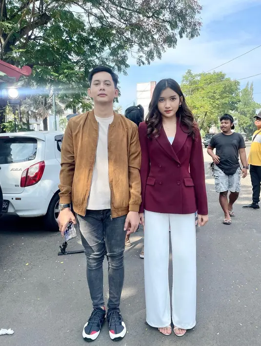 Dinilai memiliki wajah serasi, Kiki Farrel dan Yuriska Patricia yang tengah dimabuk asmara ini tak ragu lagi umbar kemesraan. (FOTO: instagram.com/yuriskapatricia/)