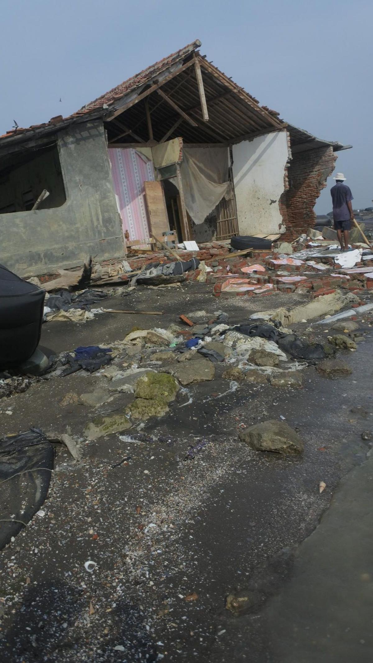 Sejak kecil Pak Carmad mengaku sangat mengalami perubahan alam di tempat tinggalnya itu. Foto: merdeka.com / Imam Buhori<br>