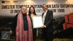 Ketua Umum Muri, Jaya Suprana memberikan piagam kepada Presiden Direktur Freeport Indonesia Chappy Hakim di Jakarta, Rabu (28/12). PT Freeport Indonesia (PTFI) menerima penghargaan untuk dua rekor nasional baru. (Liputan6.com/Immanuel Antonius)
