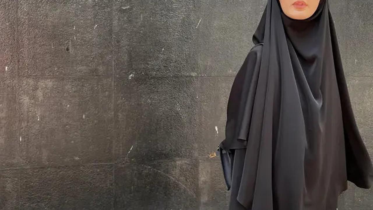 Gaya Syar'i Stylish Paula Verhoeven, Padukan Abaya Hitam dengan Tas dan Sandal Hermes