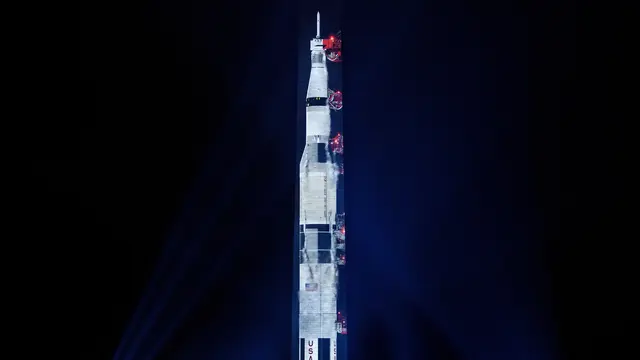 Monumen Washington Berubah Jadi Roket Saturn V