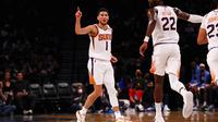 Selebrasi pemain Suns Devin Booker dan Deandre Ayton usai menang di lanjutan NBA (AP)