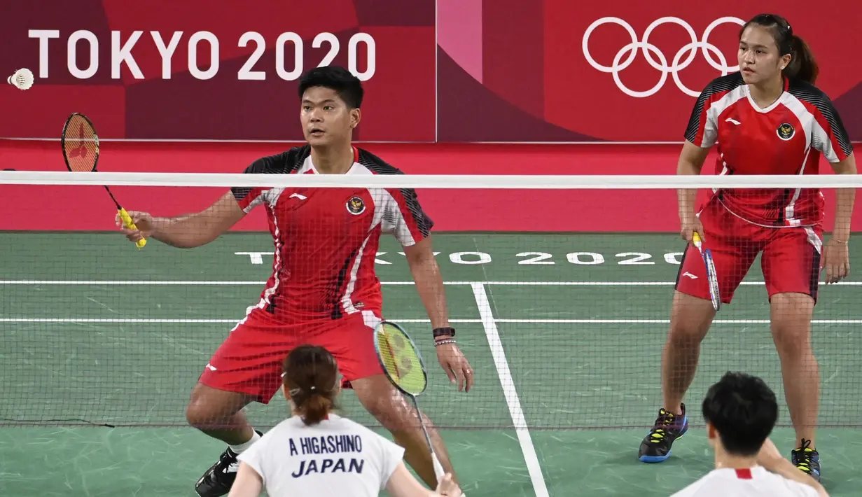 Di sisi lain, pasangan Indonesia harus puas menempati urutan kedua klasemen Grup C. Mereka pastikan diri untuk lanjut ke babak perempatfinal bulu tangkis ganda campuran Olimpiade Tokyo 2020 dengan status runner up. (Foto: AFP/Alexander Nemenov)