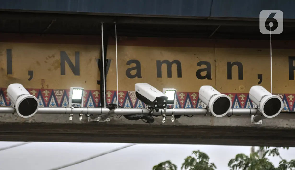 Kamera tilang elektronik atau Electronic Traffic Law Enforcement (ETLE) di Jalan Margonda Raya, Depok, Jawa Barat, Minggu (11/10/2020). Satlantas Polresta Depok akan memberlakukan sistem tilang elektronik pengendara mobil dan motor 1 November 2020. (merdeka.com/Iqbal S. Nugroho)
