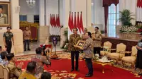 Presiden Joko Widodo atau Jokowi menerima penghargaan Agricola Medal dari Direktur Food and Agriculture Organization (FAO), Qu Dongyu di Istana Negara Jakarta, Jumat (30/8/2024). (Lizsa Egeham).