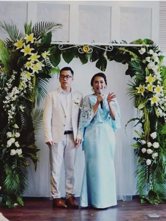 Dennis Adhiswara resmi melepas masa dudanya, yang telah disandang sejak 2014 silam. Dennis menikahi manajernya Fauzia Vina Soraya alias Vina. Cinta lama bersemi kembali, lantaran sebelum nikah, Dennis menjalin hubungan dengan Vina pada 2003. 