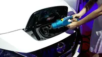 Mengisi baterai mobil listrik (Arief/Liputan6.com)