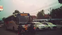  Pengendara motor ini nekat menghalangi bus karena mempertahankan haknya sebagai pengguna jalan