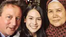 Perdana Menteri Inggris David Cameron, Maudy Ayunda, dan Bu Juna, pemilik warung tempat Maudy dan David makan pisang goreng bersama. (Photo : Instagram)