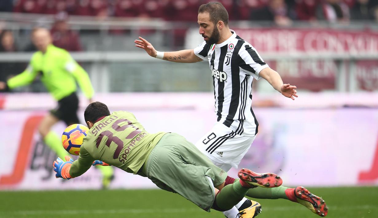 Kiper Torino, Salvatore Sirigu (kiri) mengamankan gawangnya dari penyerang Juventus, Gonzalo Higuain pada laga Serie A  di Stadio Grande Torino, Turin (18/2/2018). Juventus menang 1-0. (AFP/Marco Bertorello)