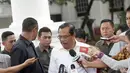 Jaksa Agung, Prasetyo, saat menjawab beberapa pertanyaan dari wartawan yang menunggunya di Istana Negara, Jakarta, Kamis (15/1/2015). (Liputan6.com/Faizal Fanani)