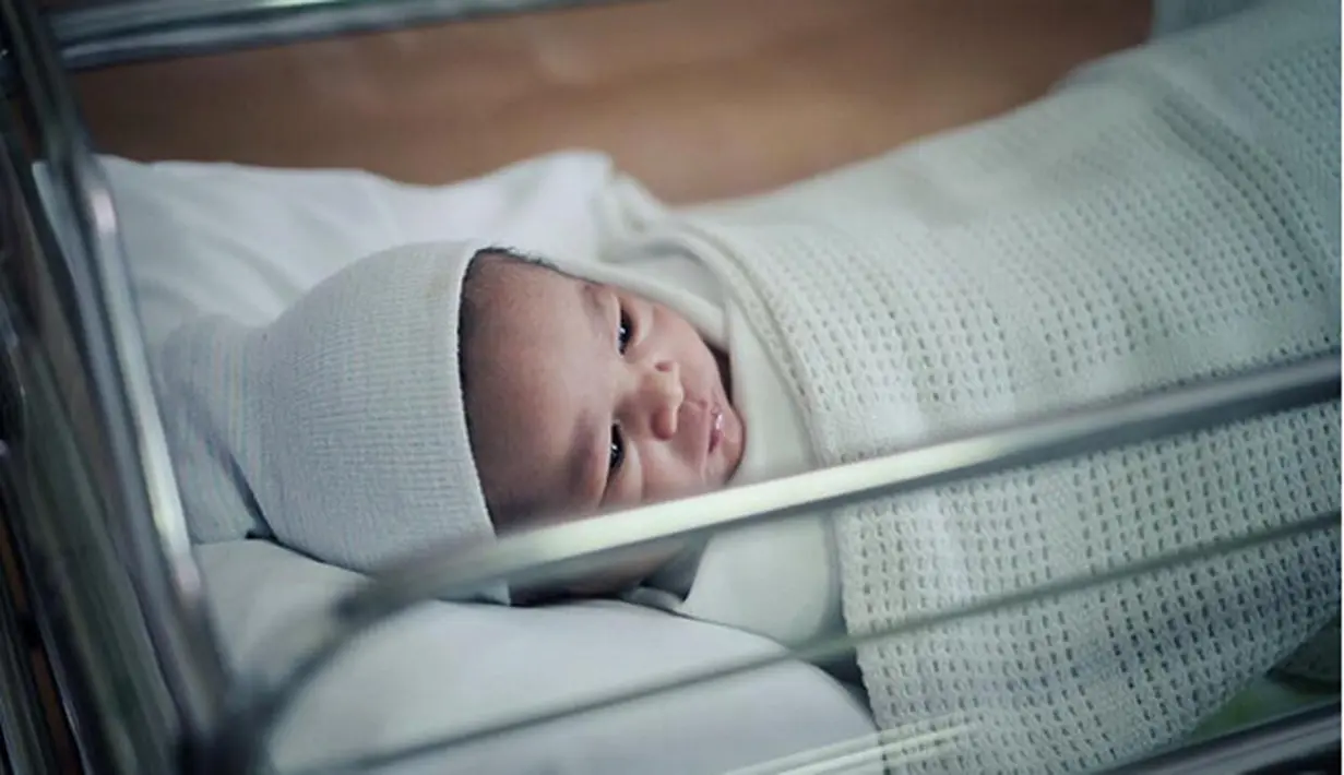 Bayi yang baru dua hari itu ternyata memiliki kesamaan dengan mamanya. Malik dan Icha panggilan Alissa sama-sama memiliki lesung pipi. Hal itu terlihat dari postingan foto Icha sambil mengendong bayinya. (Instagram/ichasoebandono)