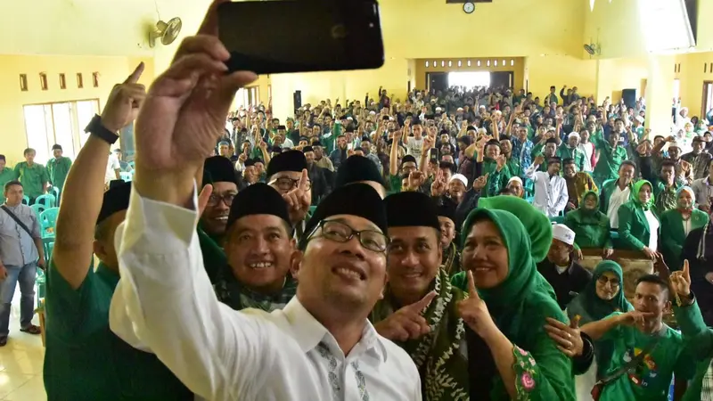 Blusukan di Tasikmalaya, Emil juga bersilaturahmi dengan Keluarga Besar Pondok Pesantren Cipasung Singaparna. (Tim Media Ridwan Kamil)