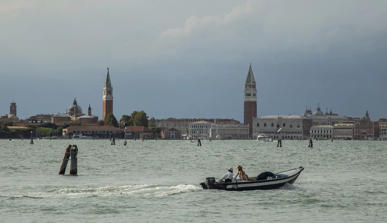 Sebuah perahu melintasi Laguna Venesia sehari sebelum dimulainya Festival Film Venesia edisi ke-78 di Venice Lido, Italia, Selasa (30/8/2021).  Festival ini berlangsung dari 1 hingga 11 September. (Photo by Joel C Ryan/Invision/AP)