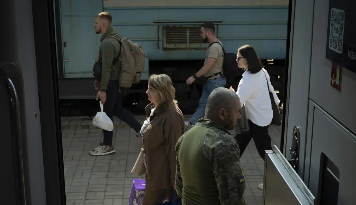 Setiap hari, sekitar pukul tujuh pagi, para penumpang rute ini meninggalkan ibu kota yang relatif aman dan menuju ke timur ke daerah garis depan di mana pertempuran antara pasukan Ukraina dan pasukan Rusia berkecamuk dan serangan Rusia sering terjadi dengan rudal-rudal yang tidak tepat yang menghantam daerah pemukiman. (AP Photo/Hanna Arhirova)