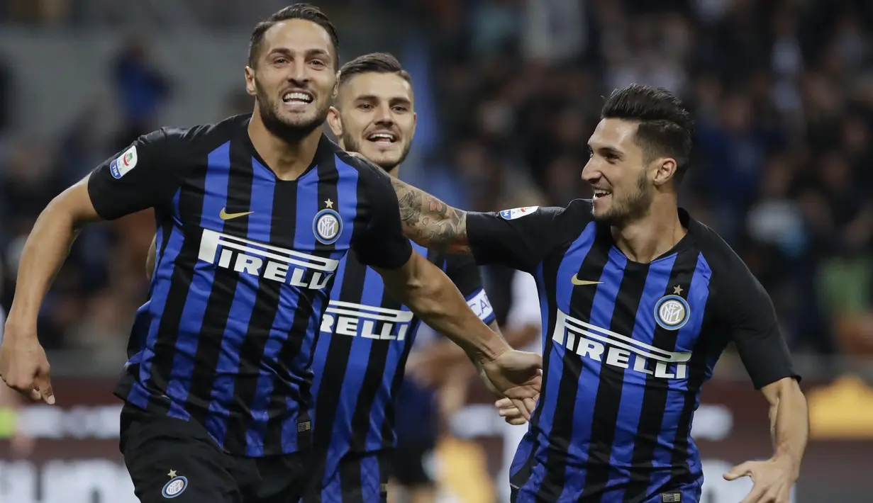 Pemain Inter Milan merayakan gol yang dicetak oleh Danilo D'Ambrosio ke gawang Fiorentina pada laga Serie A Italia di Stadion Giuseppe Meazza, Rabu (26/9/2018). Inter Milan menang 2-1 atas Fiorentina. (AP/Luca Bruno)