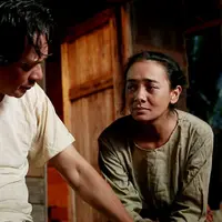 Ray Sahetapy dan Ananda Lontoh dalam film Mimpi Anak Pulau. [Foto: Istimewa]