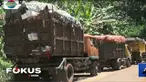 Jalan rusak mengakibatkan puluhan truk pengangkut sampah harus mengantre ke tempat pembuangan sampah.