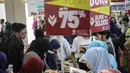 Suasana saat pengunjung melihat-lihat buku di Islamic Book Fair 2018 di JCC, Jakarta, Jumat (20/4). Pameran tahun ini menghadirkan 53 ribu judul buku islami. (Liputan6.com/Faizal Fanani)