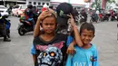 Anak - anak di SPBU Tanjung Pantura - Brebes mengais rejeki untuk membersihakan motor yang di kendarai pemudik dari Jakarta menuju kampung halamannya, Kamis (22/6). (Liputan6.com/Johan Tallo)
