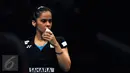 Pebulutangkis India, Saina Nehwal bersiap melakukan pukulan serve saat laga melawan Carolina Marin (Spanyol) di final Total BWF World Championships 2015 di Jakarta, Minggu (16/8/2015). Saina kalah16-21. 19-21. (Liputan6.com/Helmi Fithriansyah)