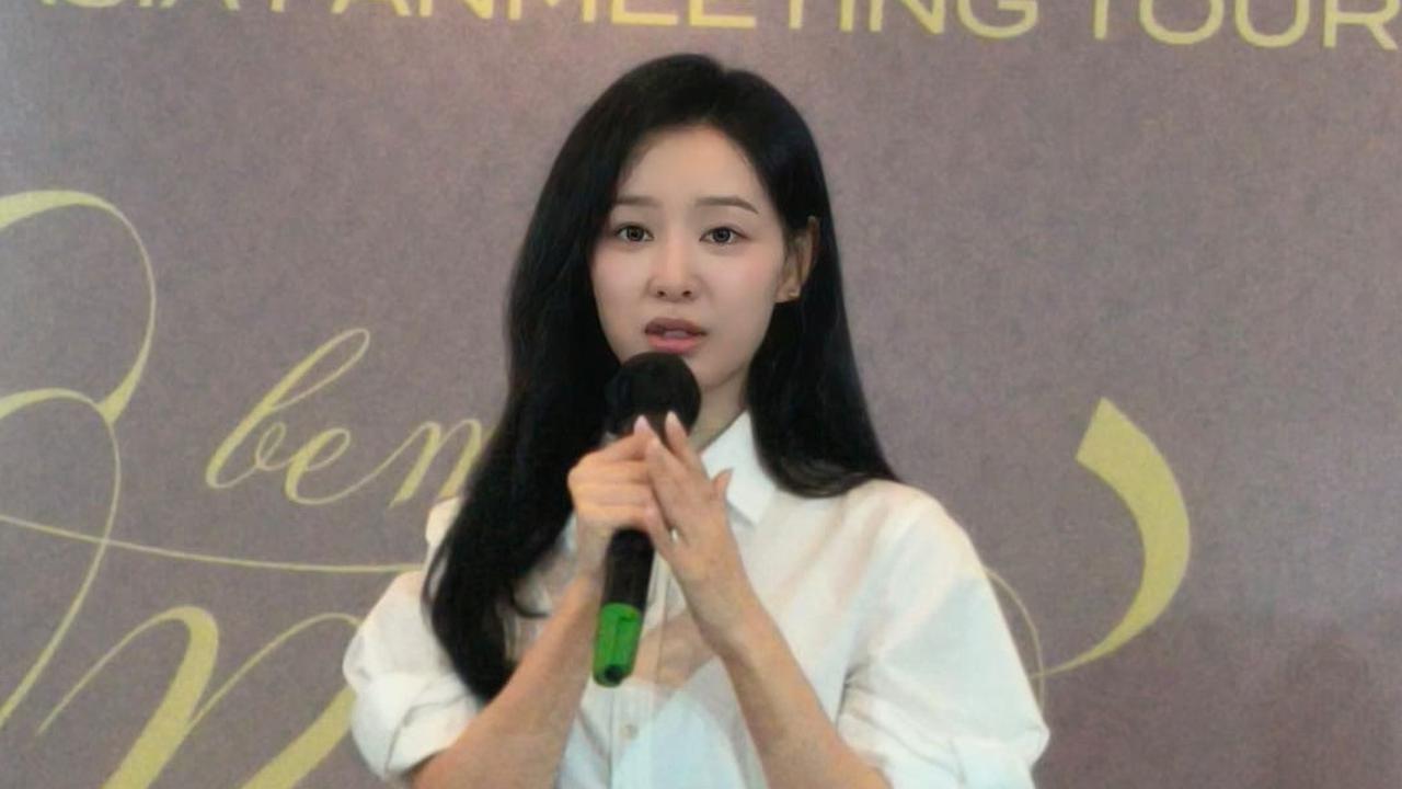 Serba Serbi Press Conference Kim Ji Won 1st Fan Meeting Tour (Be My One) in Jakarta, Cantik Pakai Dress Putih