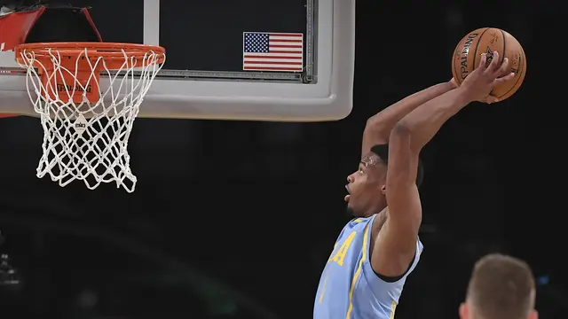 Aksi Dennis Smith Jr melakukan slam dunk di RIsing Star Challenge