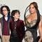 Jennifer Lopez berpose dengan anak kembarnya, Emme yang berganti nama jadi Oskar (tengah) dan Max Muniz (kiri). (dok. Evan Agostini/Invision/AP)