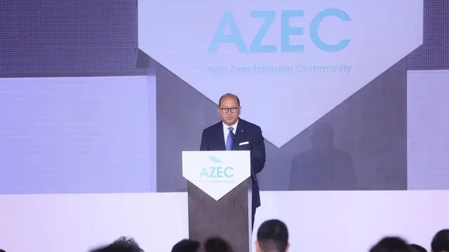 Menteri Investasi/Kepala Badan Koordinasi Penanaman Modal (BKPM) Republik Indonesia Rosan Roeslani saat menyampaikan sambutannya dalam gelaran 2nd Asia Zero Emission Community (AZEC) di Hotel St. Regis, Jakarta. (Dok PLN)