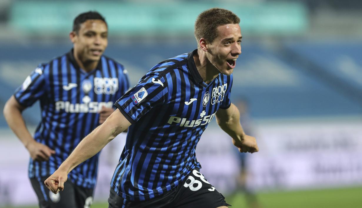 Gelandang Atalanta, Mario Pasalic melakukan selebrasi usai mencetak gol pertama timnya ke gawang Spezia dalam laga lanjutan Liga Italia 2020/2021 pekan ke-27 di Gewiss Stadium, Bergamo, Jumat (12/3/2021). Atalanta menang 3-1 atas Spezia. (LaPresse via AP/Stefano Nicoli)