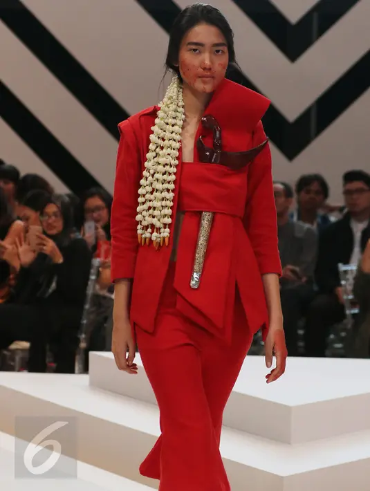 Seorang model menampilkan perpaduan unik antara busana internasional dan budaya tradisional dalam gelaran parade busana 10 Iconic Designer pada malam pembukaan Fashion Nation 2016 di Senayan City, Jakarta, Kamis (14/4). (Liputan6.com/Herman Zakharia)