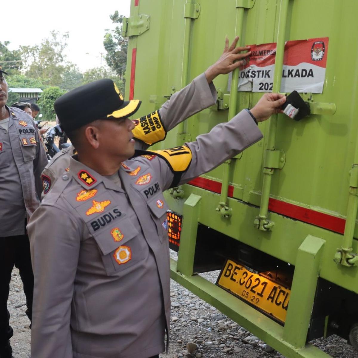 Pastikan Aman, Kapolres Rohul Monitoring Kedatangan Logistik Pilkada 2024 di Gudang KPU