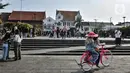 Wisatawan menaiki sepeda di kawasan wisata Kota Tua, Jakarta, Minggu (28/6/2020). Para pedagang, delman, dan jasa penyewaan sepeda pun terlihat kembali meramaikan suasana di sekitar Kali Besar. (merdeka.com/Iqbal S. Nugroho)