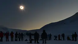 Sejumlah wisatawan melihat fenomena gerhana matahari total dari Kepulauan Svalbard, Norwegia, Jumat (20/3/2015). (AFP PHOTO/STAN HONDA)
