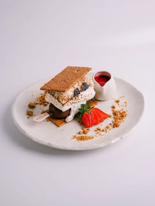 Beau Bakery juga menghadirkan menu Double Chocolate S’mores. Memadukan Magnum Double Chocolate, graham crackers, homemade salted marshmallow, dan raspberry sauce.