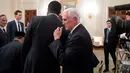 Wakil Presiden Amerika Serikat (AS), Mike Pence menghadiri acara buka puasa bersama di Gedung Putih, Washington, Rabu (6/6). Acara yang dihadiri para undangan dari perwakilan internasional itu digelar di State Dining Room. (AP/Andrew Harnik)