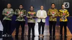 Menteri Perdagangan Zulkifli Hasan (ketiga kanan) foto bersama nominator Program Penguatan Ekspor Daerah pada ajang Merdeka award 2023 di SCTV Tower, Jakarta, Rabu (30/8/2023). (merdeka.com/Imam Buhori)