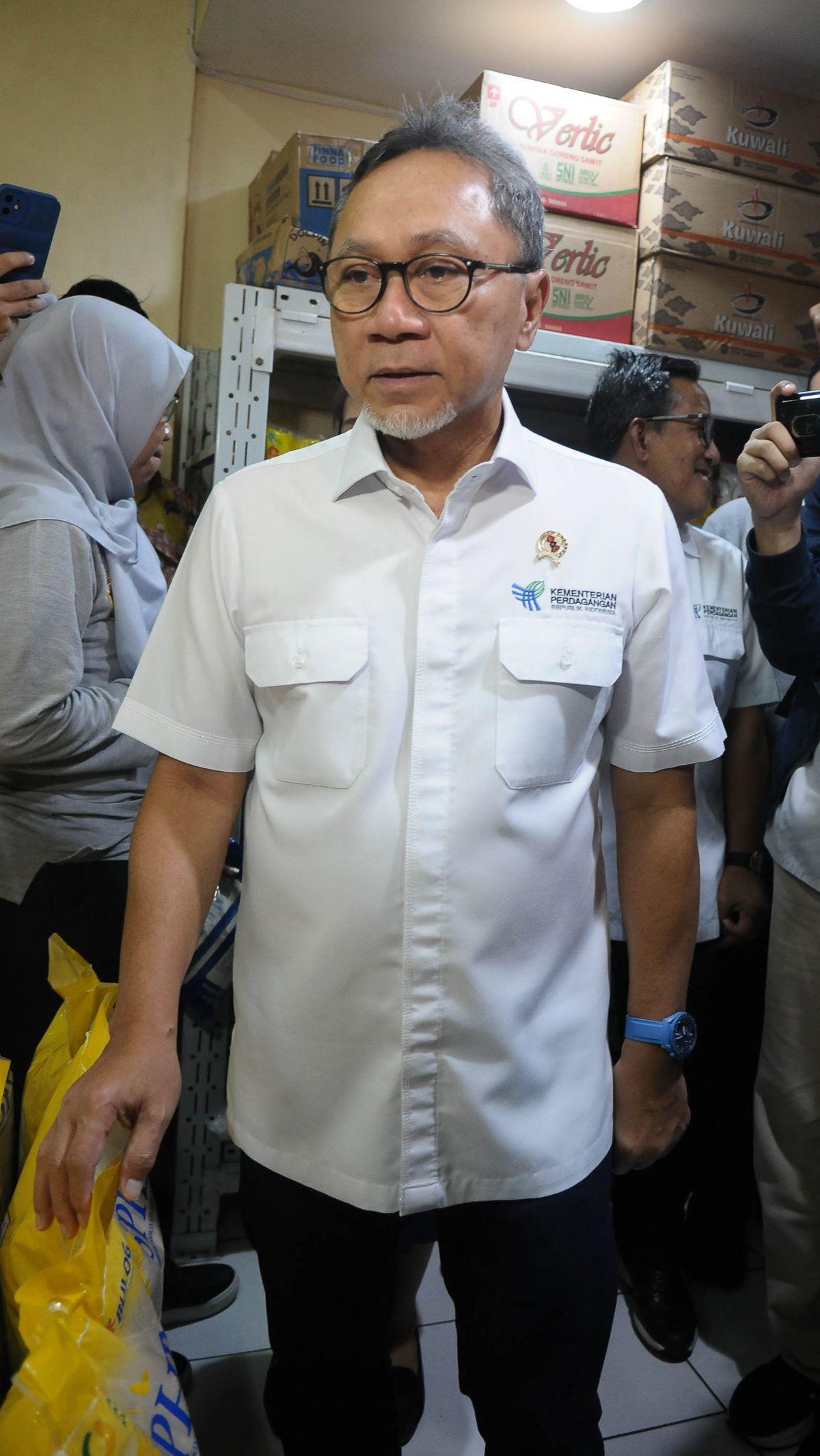 Dia berinteraksi dengan sejumlah pedagang, mulai dari pedagang cabai merah, daging sapi, telur ayam, hingga pedagang beras.&nbsp;Merdeka.com/Imam Buhori<br>