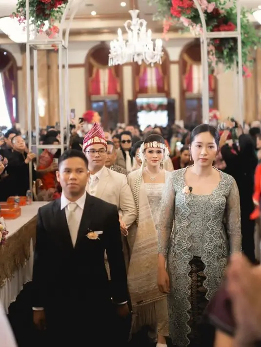 Suasana Batak semakin kental dari songket yang dikenakan Chen sebagai ulos dan bawahannya. Songket tersebut dibuat oleh Merdi Sihombing.  [IG/fcgweddings/myrnamyura]