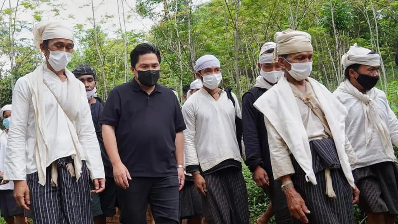 Kedatangan Menteri BUMN Erick Thohir ke lokasi kebakaran di permukiman Badui disambut dengan tangan terbuka oleh masyarakat Badui Dalam di Kabupaten Lebak, Banten. (dok: KBUMN)