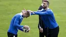 Reaksi penyerang Slovenia #11 Benjamin Sesko (kiri) saat menghadiri sesi latihan tim sepak bola nasional Slovenia selama turnamen EURO 2024, di markas tim mereka di Wuppertal, Sabtu (15/6/2024). (KENZO TRIBOUILLARD / AFP)