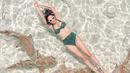 <p>Kembali dengan olahraga air, Kirana Larasati terlihat berenang. Bukan olahraga berenang biasa, ia terlihat memamerkan momen berenang bersama hiu di pantai. Foto: Instagram.</p>