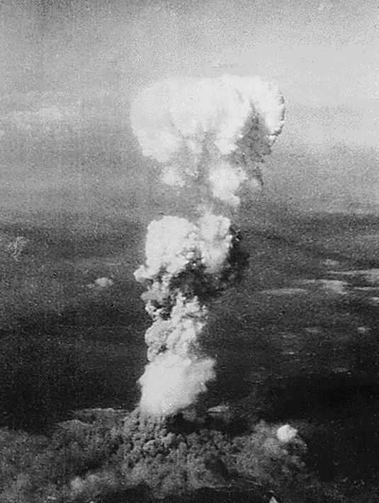Asap mengepul 20 ribu kaki di atas Kota Hiroshima setelah bom atom pertama dijatuhkan oleh Angkatan Udara AS B-29 pada 06 Agustus 1945. Serangan bom atom AS menewaskan 140.000 orang di Hiroshima dan 70.000 lebih di Nagasaki. (AFP PHOTO / Arsip Nasional)