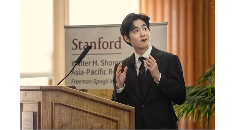 Bahas Korean Wave, Ini 6 Potret Suho EXO Jadi Pembicara di Stanford University