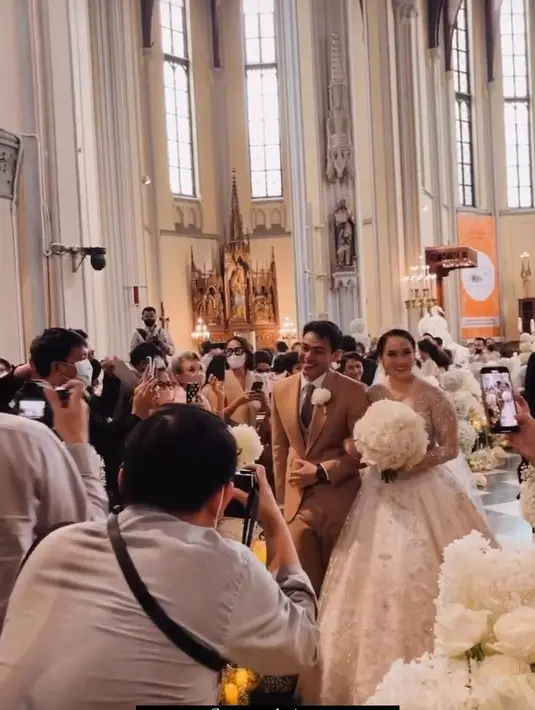 16. Beberapa tahun pacaran, artis cantik Chelsea Islan dan Rob Clinton akhirnya menikah.  Keduanya mengucapkan janji suci pernikahan di Gereja Katedral pada 8 Desember. Pemberkatan pernikahan digelar tertutup hanya dihadiri keluarga dan teman dekat. [instagram/darejow]