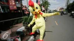 Pemerhati satwa dari Animal Friends Jogja (AFJ) beraksi di depan McDonald's Yogyakarta pada Hari Hewan Ternak Sedunia, Yogya, Minggu (2/10). (Liputan6.com/Boy Harjanto)